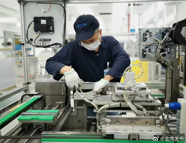 7万平方米的现代化工厂内,数千台自动化设备正高速运转